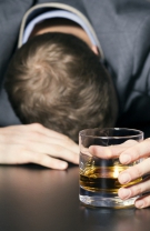 Bărbatul obsedat de alcool ori de droguri