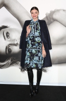 Rochie cu imprimeu floral şi cizme peste genunchi