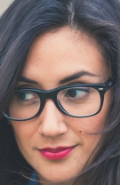 Brunetele cad mai uşor pradă dependenţei de nicotină