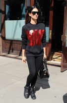 Cu un pulover oversized