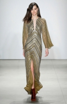 Cu o rochie în stil boho