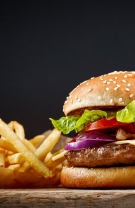 Burger și cartofi prăjiți