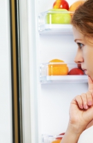 Aruncă resturile alimentare din frigiderul de la muncă