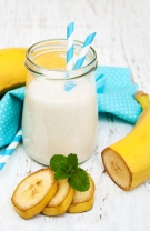 Amesteci banane cu lapte