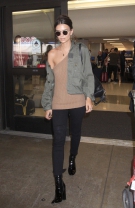 Puloverul fără umeri şi outfiturile casual
