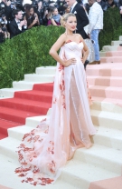 Blake Lively în Burberry