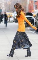 Fustă sau rochie lungă şi cizme peste genunchi