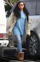 Combini blugii cu UGG-uri şi un pulover oversized