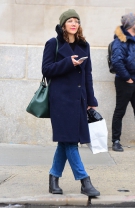 Porţi blugi largi şi palton oversized