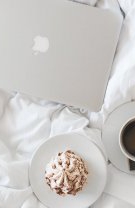 Te grăbești să te bucuri de compania cafelei