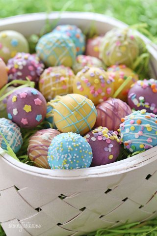 Ouă vopsite, presărate cu bomboane ornamentale