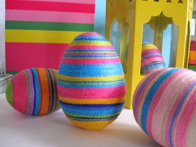 Ouă înfăşurate cu aţă colorată