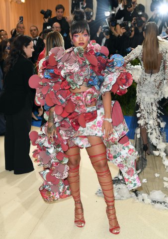 Bine: Rihanna în Comme des Garçons