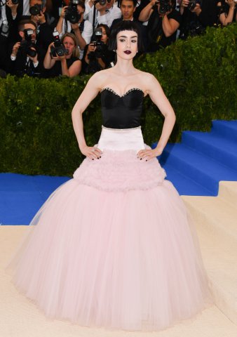 Bine: Lily Collins în Giambattista Valli