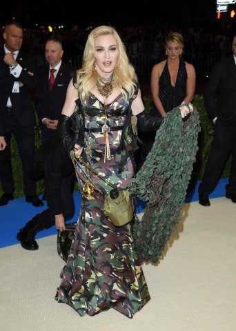 Prost: Madonna în Moschino