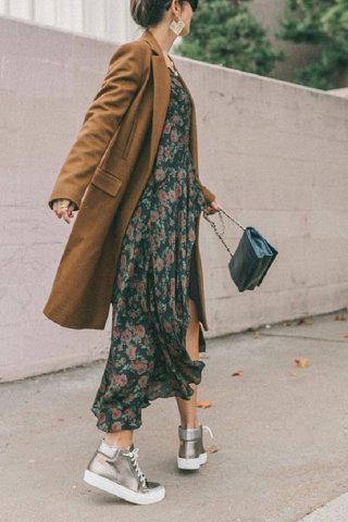 Rochie maxi, palton și adidași