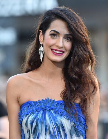 Amal Clooney a optat pentru șuvițe șatene