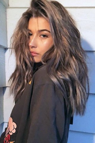 Șuvițe argintii a la Hailey Baldwin