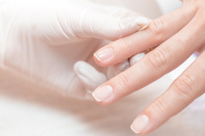 Manichiura frecventă slăbește unghiile