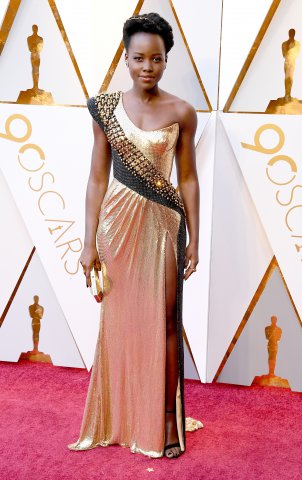 Locul 5: Lupita Nyong'o în Atelier Versace