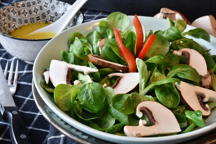 Mănâncă o salată de legume înainte de cină