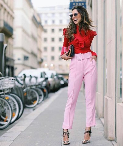 Pantaloni roz cu bluză roșie