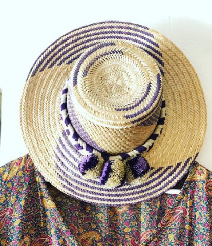 Încearcă pălăriile cu accesorii textile