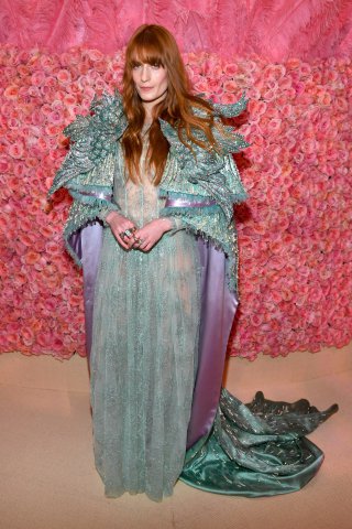 8. Florence Welch în Gucci