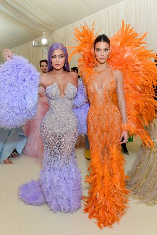 12. Kylie și Kendall Jenner în Versace