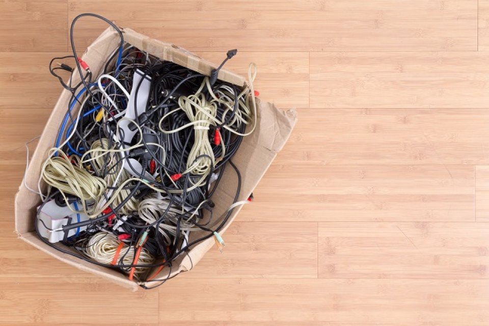 Cablurile nefolosite și încărcătoarele vechi