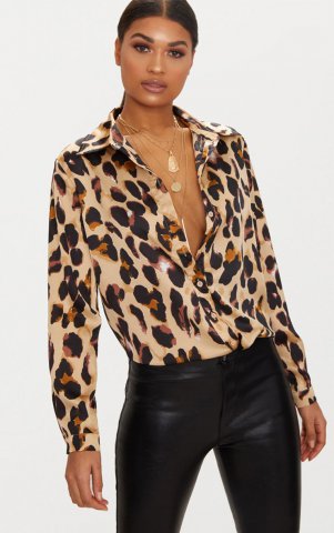 Bluza leopard decoltată este abandonată