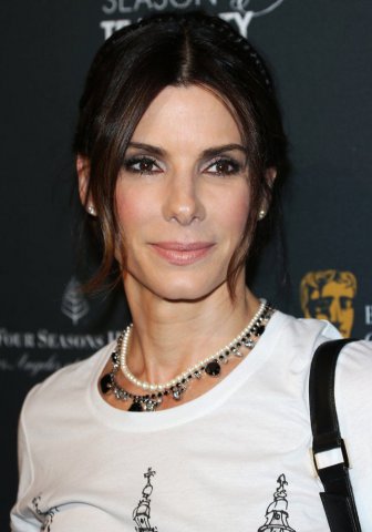 Sandra Bullock poartă un ruj discret