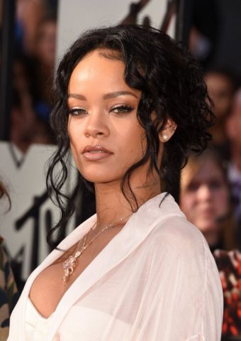 Rihanna strălucește chiar și cu rujul nude