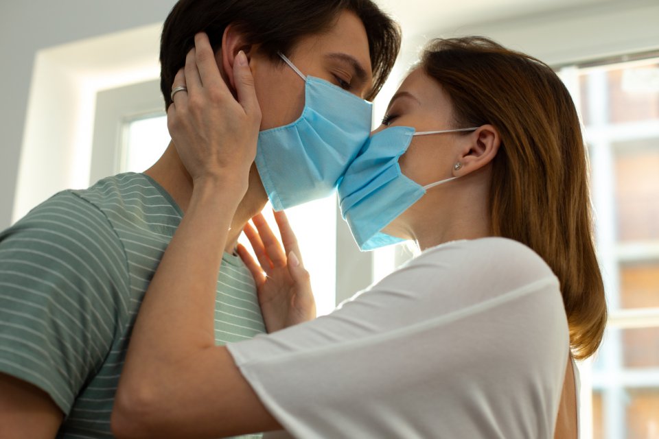 Sărutul, un adevărat schimb de bacterii