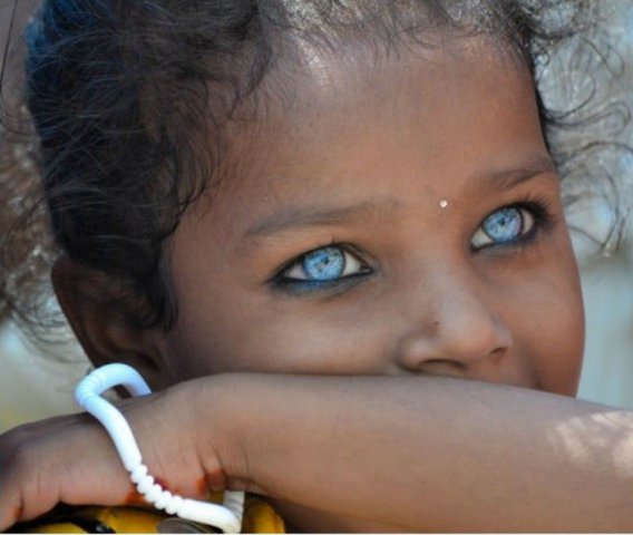 Fetița indiană cu ochi turcoaz