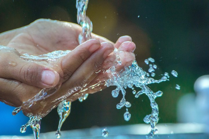 Spălatul pe mâini versus dezinfectantul