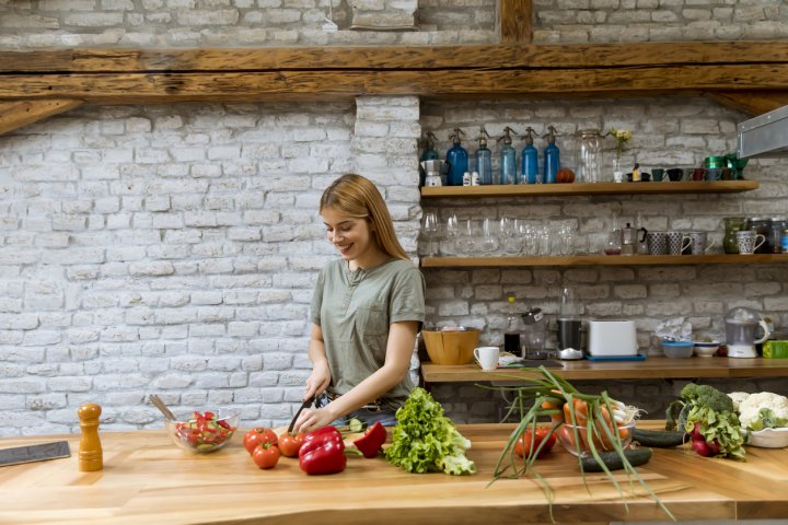 Taie ingredientele în bucățele mărunte