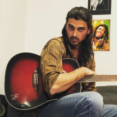 Michele vorbește perfect atât italiana cât și engleza