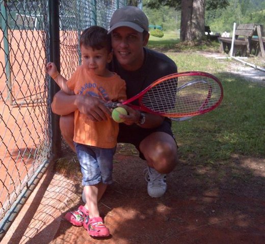 Antrenor de tenis, soț și tată devotat