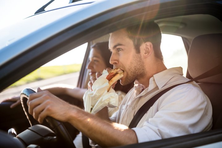 Nu mânca în mașină 