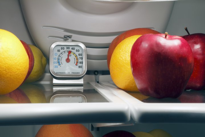 Folosește un termometru pentru a te asigura că alimentele din frigider și congelator sunt păstrate la nivelul de răcire optim