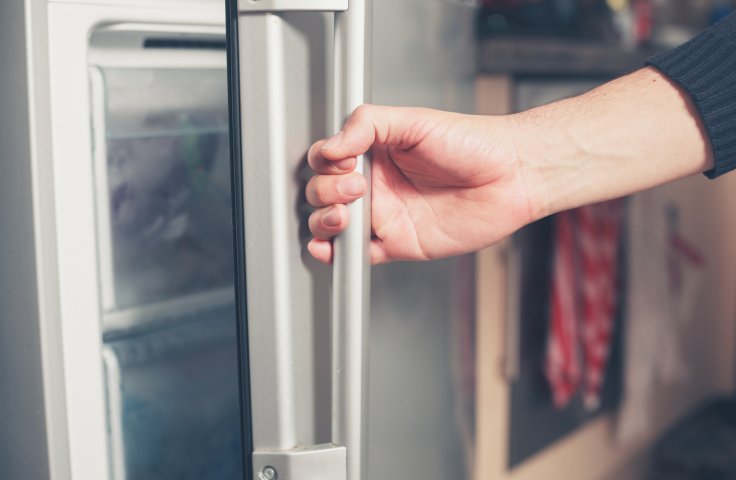 Ține ușa frigiderului închisă pentru cât mai mult timp