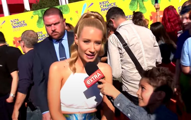 Iggy Azalea și discuția despre implanturi