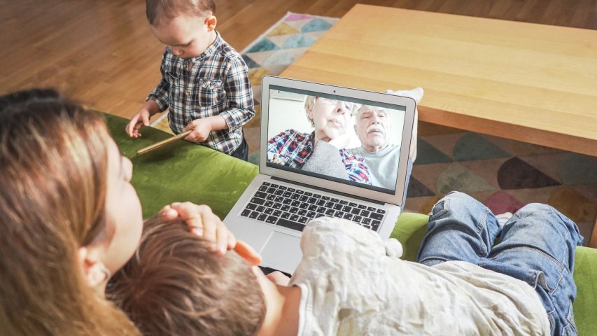 Socializează online