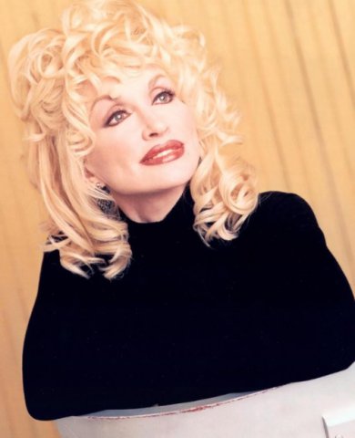 Dolly Parton contribuie la educarea copiilor nevoiași