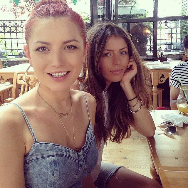 Elena Gheorghe și sora ei, de nedespărțit