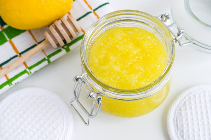 Lirene Moisture & Nutrition - Crema de fata anti-îmbătrânire cu miere și lămâie