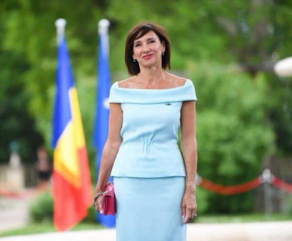 Prima Doamnă a României - un etalon de eleganță și stil