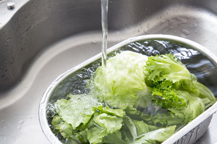 Clătești legumele cu apă, în loc să le speli cu mâna