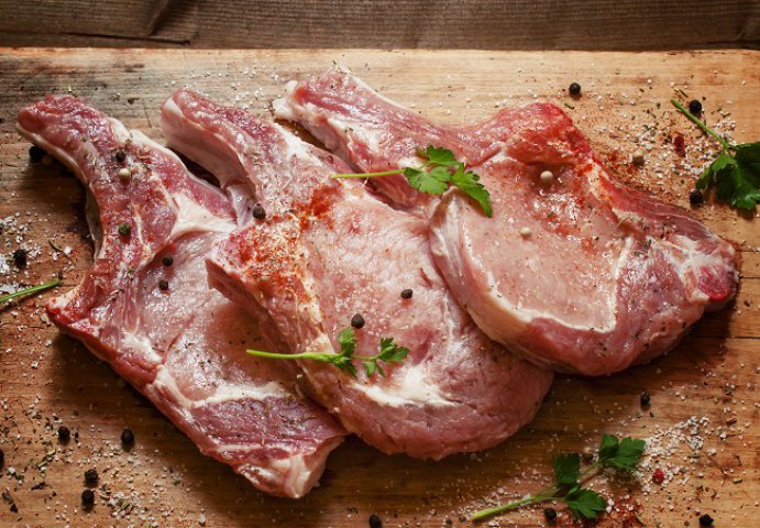 Prăjești carnea imediat după ce o condimentezi